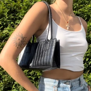 Elegant svart väska  - Paketpris om man köper flera saker från min sida, lägger upp massa nytt nu!💖 Allt doneras 15 aug, köp innan det <3