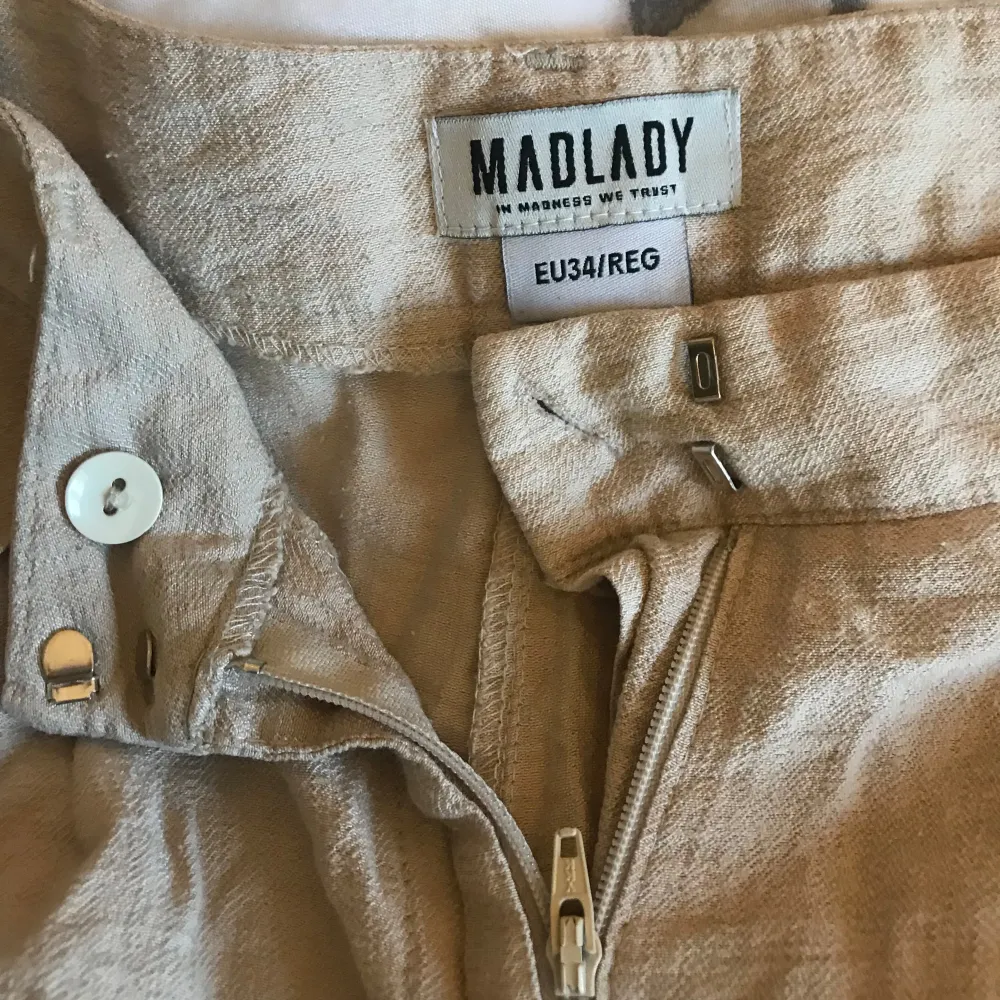 Linnebyxor från Madlady, dom är lite för långa på mig som är 160 och har vissa tecken på användning därav priset. Storleken är i 34/reg. Ord pris 500 säljer för 250. Skriv vid frågor💕 (Köparen står för frakten💗). Farkut & Housut.