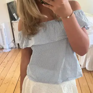 Jättefin ljusblå och vitrandig off shoulder topp från H&M💓