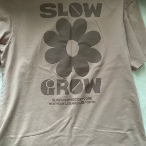 T-shirt - Står storlek S i storlek men känns som L 