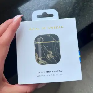 Säljer helt oanvänt och slutsålt airpods skal från Ideal of Sweden💕Funkar till första och andra generationen av airpods!