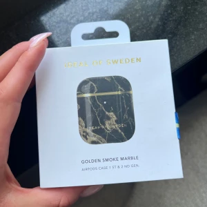 Airpods skal - Säljer helt oanvänt och slutsålt airpods skal från Ideal of Sweden💕Funkar till första och andra generationen av airpods!