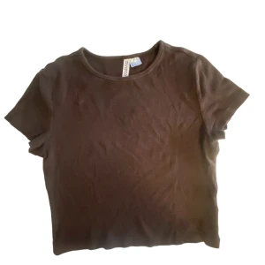 Brun kroppad tröja - Brun kroppad tröja från H&M. Har använts ett tag men fortfarande i fint skick utan defekter. Skriv om frågor eller fler bilder.🫶