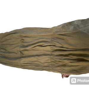 Jättesöt långkjol💋 - En jättesöt grön långkjol! Jag köpte den secondhand och använt den ungefär ett år så den har lite defekter (se bilder) men fortfarande fin. Dessutom är den stretchig i midjan så den justerad bra🫶Skriv vid fler frågor eller för fler bilder🫶💋