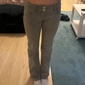 Lågmidjade jeans - Säljer dom här lågmidjade gråa jeansen från Gina Tricot som jag skulle säga är i storlek xs men jag vet inte exakt storlek då jag klippt bort lappen💕hör av dig för frågor eller fler bilder!