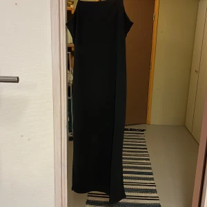 Sommarklänning  - En svart och en rosa sommarklänning från hm. Båda är i storlek xs och i mycket bra skick. 200kr för båda. Pris går att diskutera. 