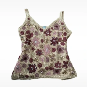 Blommig topp🩷 - Jättesöt lite glittrig top köpt på vinted🌸 kan diskutera pris, behöver bli av med kläder