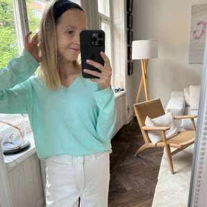 Turkos v-neck från massimo dutti - fint skick och skönt material