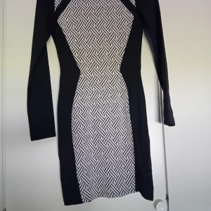 Klänning divided (HM) stl S - Klänning från HM i fint begagnat skick stl S från djur o rökfritt hem.
