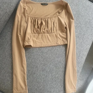 Tröja Shein - Långärmad Shein topp som aldrig blivit använd. Sitter tajt mer som S än M. I beige.