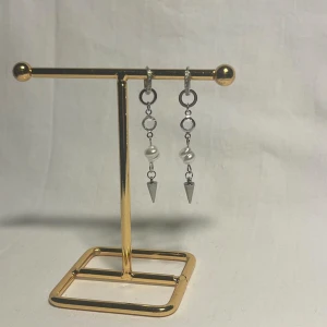 Örhängen  - Super fina örhängen! Köp för 99kr/st Eller 185kr/paret. Modell 118. Smyckes ställningen finns även att köpa för 299kr!