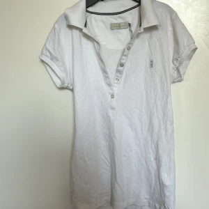 Polo shirt  -  En jättefin Henrilloyd t shirt helt ny köpte den för liten vi kan diskutera om pris❤️