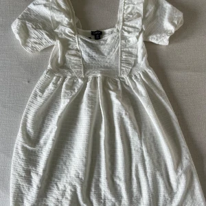 Vit klänning  - Söt klänning från Boohoo säljer för fel storlek☺️alldrig använd prislappen är kvar. Köpt för 500kr, Pris kan diskuteras🩷