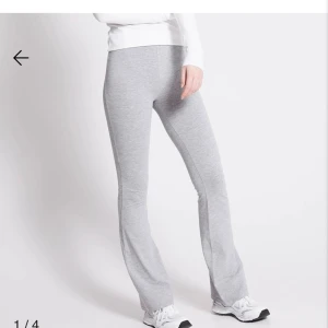 Yoga pants - Gråa yoga pants från lager 157 som är såå sköna! Använd några gånger, i bra skick. De är i storlek S men väldigt stretchiga.