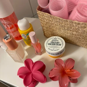 Hårklämmor 🌸 - Säljer 2 st rosa hårklämmor aldrig använda. 60kr/styck eller båda för 100:- Köparen står för frakten 🩷