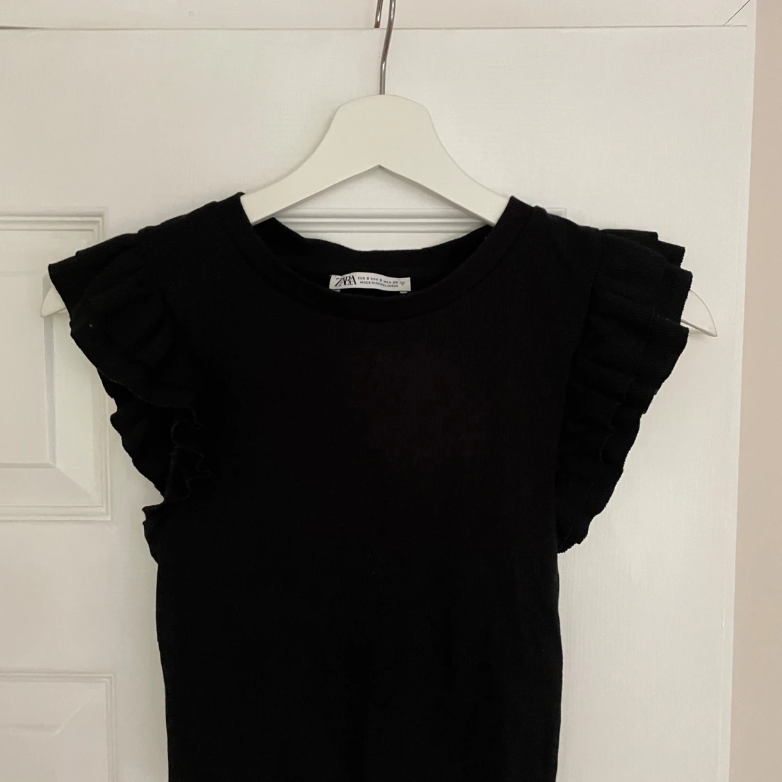 Svart tröja med volangärmar - 90