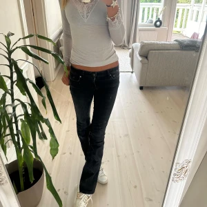 Lågmidjade jeans😍 - Några gånger använda low waist svarta jeans i storlek EUR 34🥰