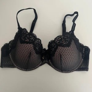 Bh - Svart lätt vadderad bh från Hunkemöller. Storlek 75D. Aldrig använd, enbart provad 🖤