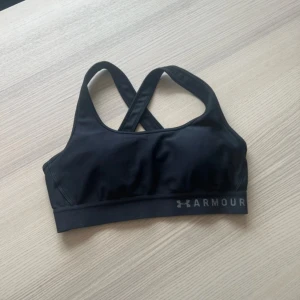 Sport-BH Under Armour - Sport BH från Under Armour med vaddering som går att ta bort.