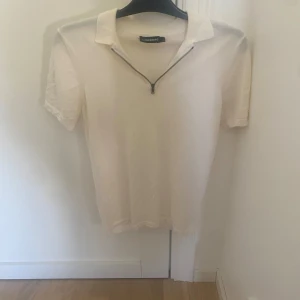 J.Lindberg half zip pike - Väldigt fin half zip pike som är i nyskick och väldigt skönt matrial. Storleken är M men är mer som S. Tveka inte att höra av er vid funderingar. 