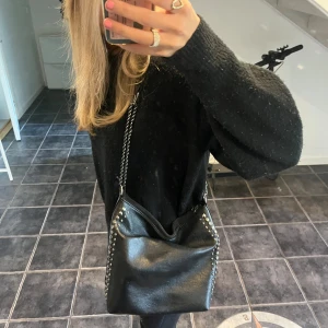 Väska  - Säljer denna fina väska🩷vet tyvärr inte vart den är ifrån då jag fick den och det inte är någon lapp i