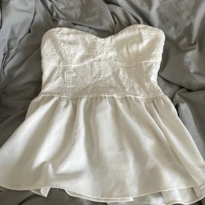 jättesöt topp - Så fin korsett topp med blus nedtill. Storlek 36 jättefint skick