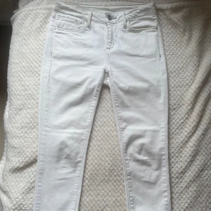 Lowrise jeans - Vita lowrise jeans med liten slits, från Mango 🤍