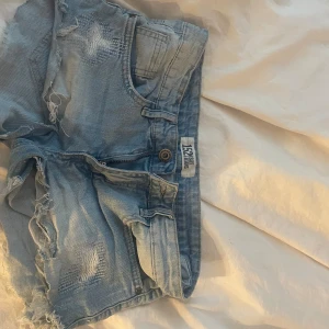 Lågmidjade shorts - Säljer mina lågmidjade shorts då dom ej kommer till användning 