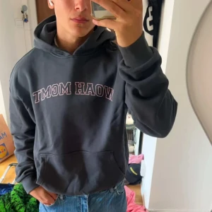 Snygg oversize hoodie - Säljer denna Woah x Merchy Ludde Blomqvist hoodien som är mörkgrå med rosa tryck. Den är för stor för mig, aldrig använd (nyskick). Står storlek S men passar M-L. Hör av er om intresse, frågor osv. 🩶🩶🩶