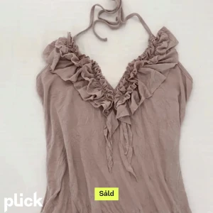 Halternecktopp - Supersöt halternecktopp i bra skick. Köpt här på plick men säljer då den inte kommer till användning🤍