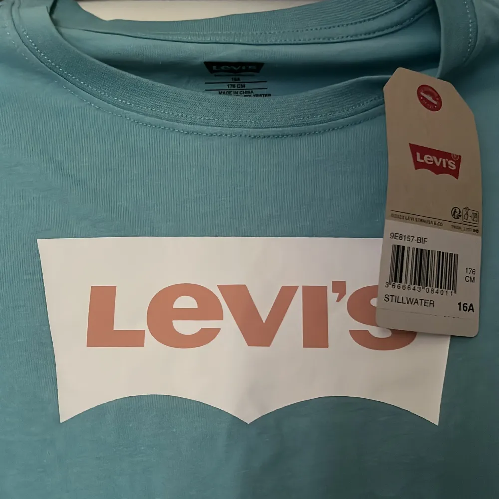 En helt ny Levi’s T-shirt i färgen stillwater.. T-shirts.