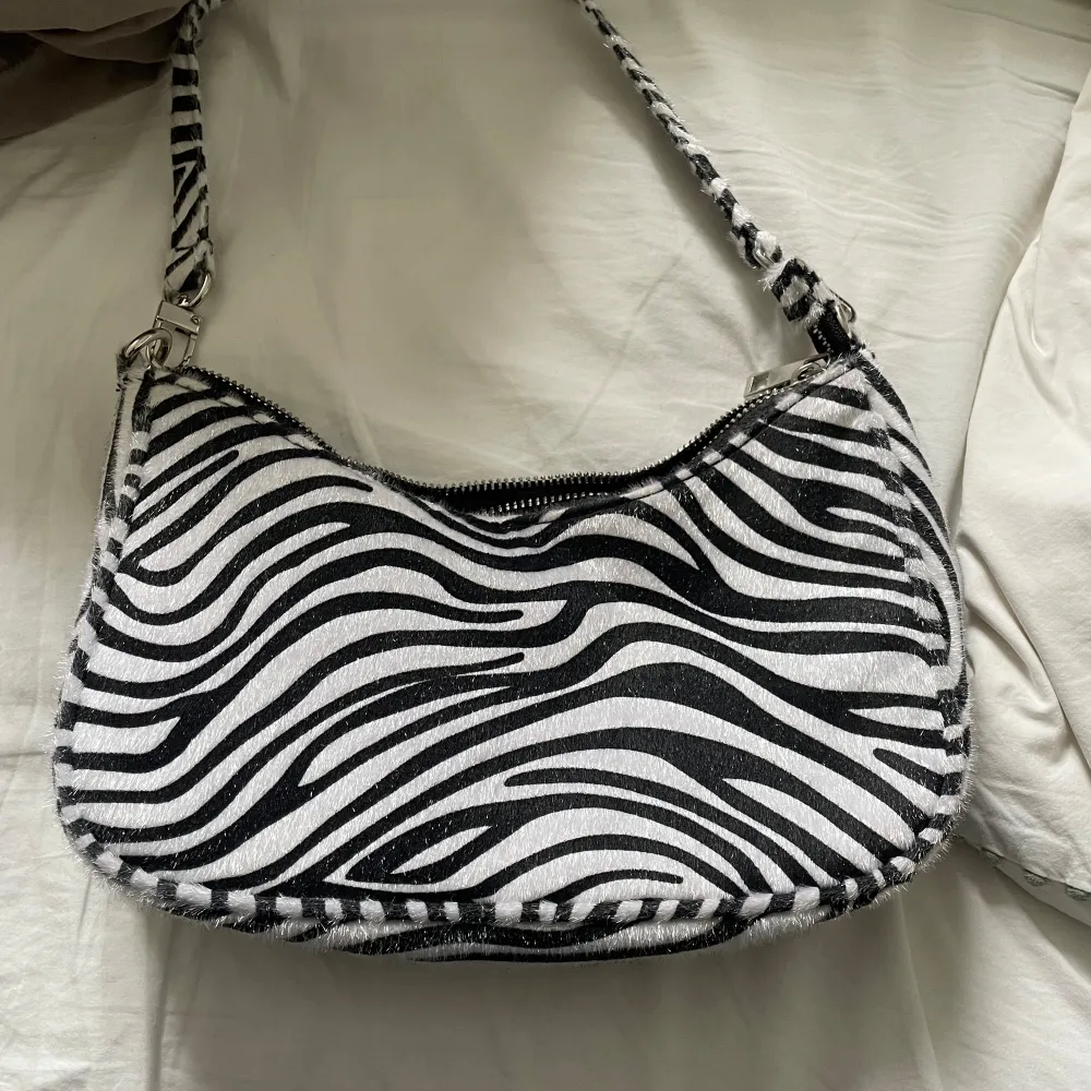Skitsnygg väska i zebra mönster som inte kommer till användning💕💕. Laukut & Käsilaukut.