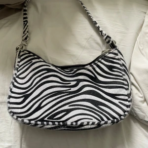 Väska  - Skitsnygg väska i zebra mönster som inte kommer till användning💕💕