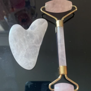 Skincare roller and a massage heart stone for face  - Har knappt använd vill inte ha den pris : 150kr för rollern och för båda 250kr