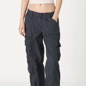 Urbanoutfiters lowrise U21 cargo pants - Långmidjade cargobyxor från Urbanoutfiters. Mörk gråa och mycket bra skicka. Dessa byxor är utsålda och går inte att köpa länge. De är köpta för 800kr