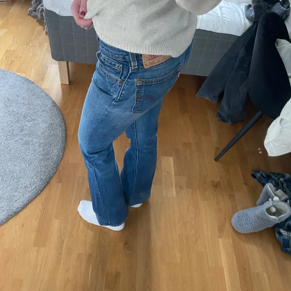 Blå jeans från Levis (De grå är sålda) W30 L32, de är dock insydda i midjan och lår, vilket inte syns. (Kontakta mig för fler bilder och mått!)💓💓. Jeans & Byxor.