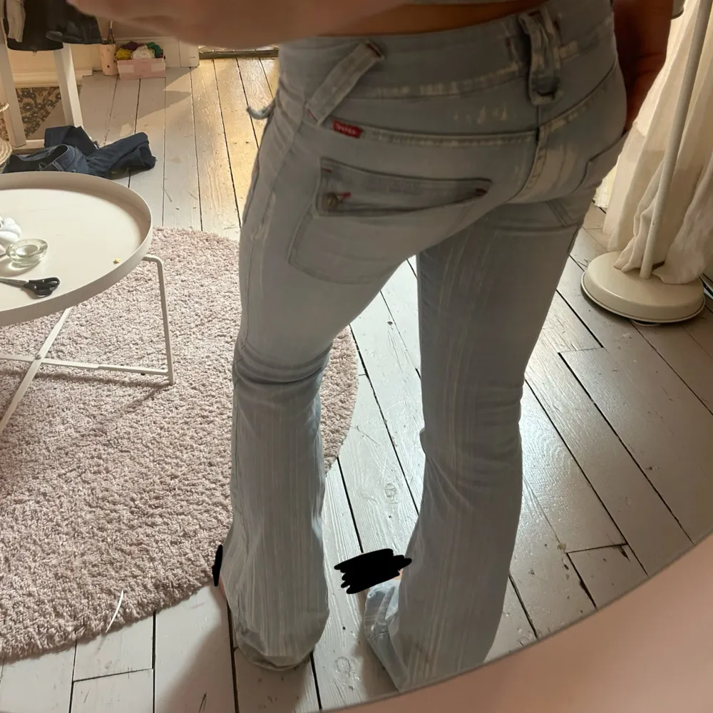 Säljer dessa lågmidjade jeans från märket Dalton/dtn. De har snygga detaljer såsom coola fickor och streck på benen. Jag skulle säga att storleken är XS, de är långa i benen (jag är 1,68) men stretchiga. Kom privat för bättre bilder/frågor💓. Jeans & Byxor.