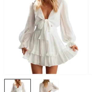 Dressy klänning - Den populära dressy klänningen, tyvärr var den för kort för min smak och för liten i storleken så endast testad, Nypris 599 men köpte på rea 400 inklusive frakt. Tryck inte på köp nu utan skriv och vänta på svar då den ligger ute på fler sidor💕