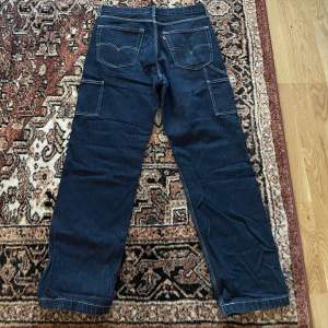 Säljer dessa as fina Levis Carpenter jeans i en avslappnad passform😀inte använda mycket alls så i bra skick. Skriv om du vill veta mer😊