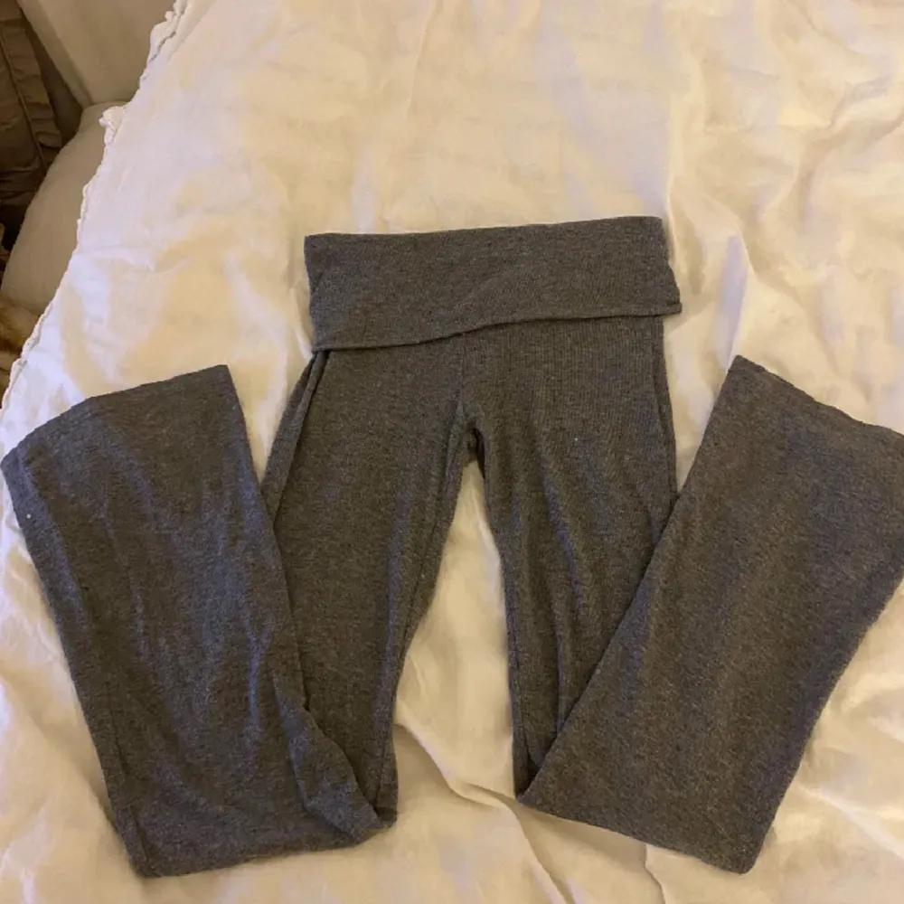 Säljer dessa nästintill oanvända yoga pants från Gina😍😍passar en XS-S. Jeans & Byxor.
