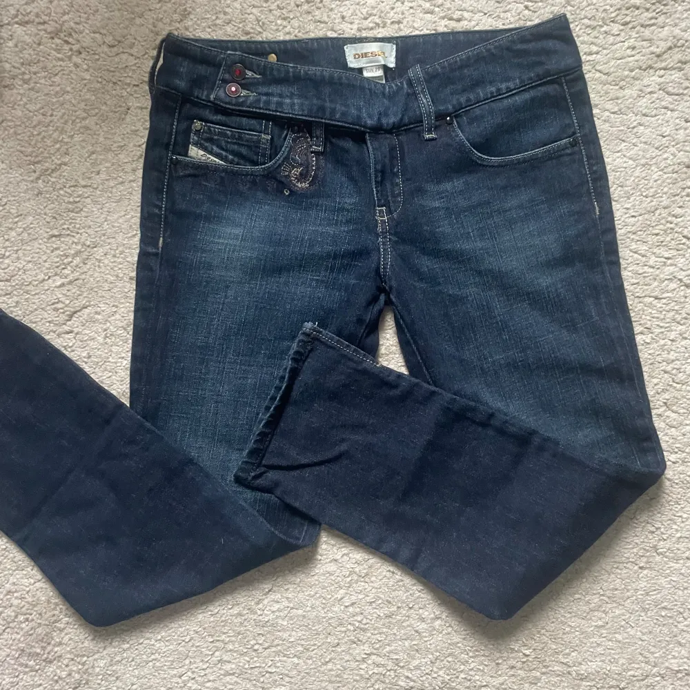 Jätte fina diesel jeans. Dom är korta i benen så antigen trekvarts och lite capri om man är lite längre eller så kan dom säkert vara normal längd om man har lite kortare ben. Dom är i storlek 29 vilket jag skulle säga är en xs/s. Slits nere. Jeans & Byxor.