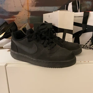 Svarta Barn Nike skor - Säljer min lillasysters gamla Nike skor eftersom att hon har vuxit ur de.