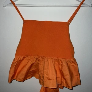 Topp med knytning - Supersöt sommartopp från Zara, endast använd vid enstaka tillfällen så i bra skick! Storlek S men passar även XS 🧡