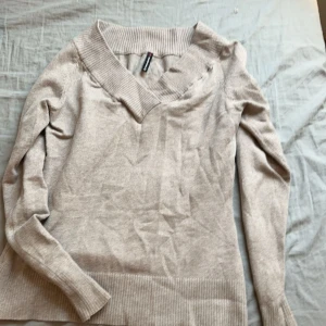 Vintage tröja  - Köptes secondhand så är osäker på original pris. Har andvänts men otroligt bra skick.  Storlek M.  Skulle säga att den är en häftig tröja.