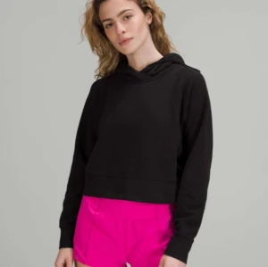 Lululemon hoodie  - Superfin och bra Lululemon tränings hoodie som sitter fint och är i nytt skick. Den är svart med diskreta silvriga detaljer. Säljer för att den tyvärr inte används. Nypris 1100kr
