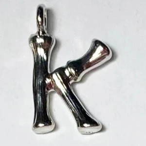Bokstav K hänge - Nickelfritt  Höjd ca 1,5 cm   Rök- och djurfritt hem
