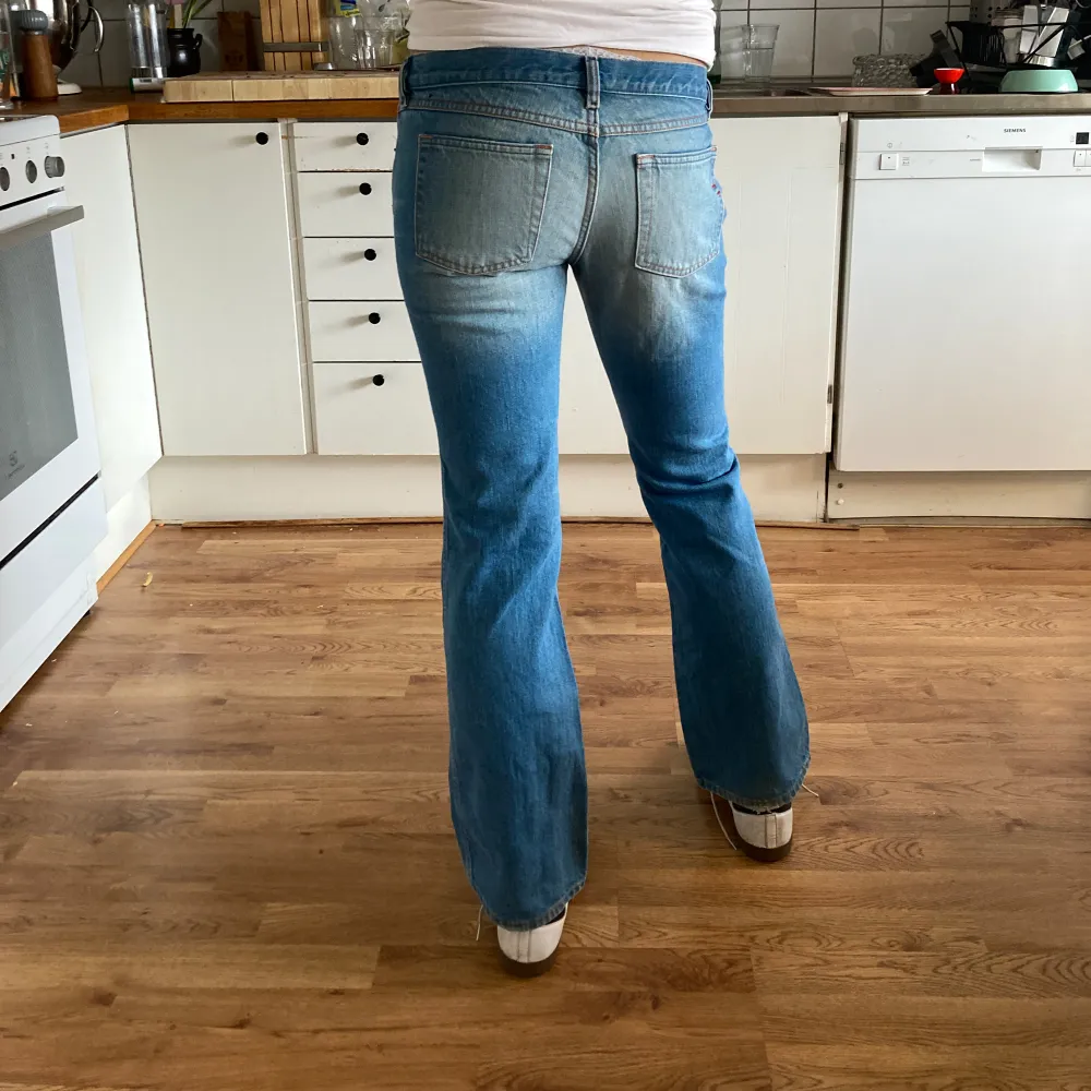 Lågmidjade jeans från Diesel, tidigt 2000-tal. Använda väl, men bra skick.   Lite korta i benen för mig och har därför aldrig använt (jag är 173cm). Skulle säga storlek xs/s, midjemått står inte men tippar på 26/27.. Jeans & Byxor.