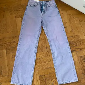 Hope jeans i modellen denim.färg blå stl 26. Nya, aldrig använda etiketterna sitter kvar .  kvar 
