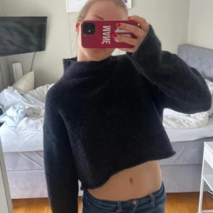 MARINBLÅ STICKAD TRÖJA  - Säljer denna URSNYGGA stickade tröjan från Zara som tyvärr inte kommer till användning (🥲). Köptes nu i höstas och har användts 1 gång 💙 Priset kan diskuteras vid snabb affär! 