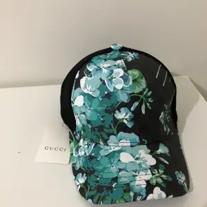 Vill sälja denna märkbara gucci keps för märkte att den inte passar min stil. Den är svart med blåa blommor på som gör den speciell. Den har fortfarande taggarna . Jag säljer den för 500 men pris kan diskuteras 